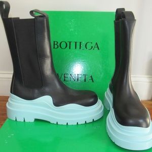 NEW! BOTTEGA VENETA $1450 Tire Boots leather and rubber. Black and lt blue 39.5